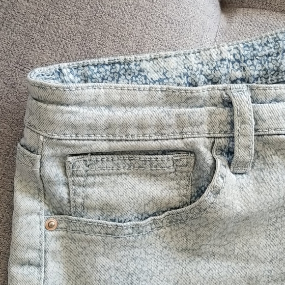 Light wash denim shorts floral pattern - Picture 3 of 8